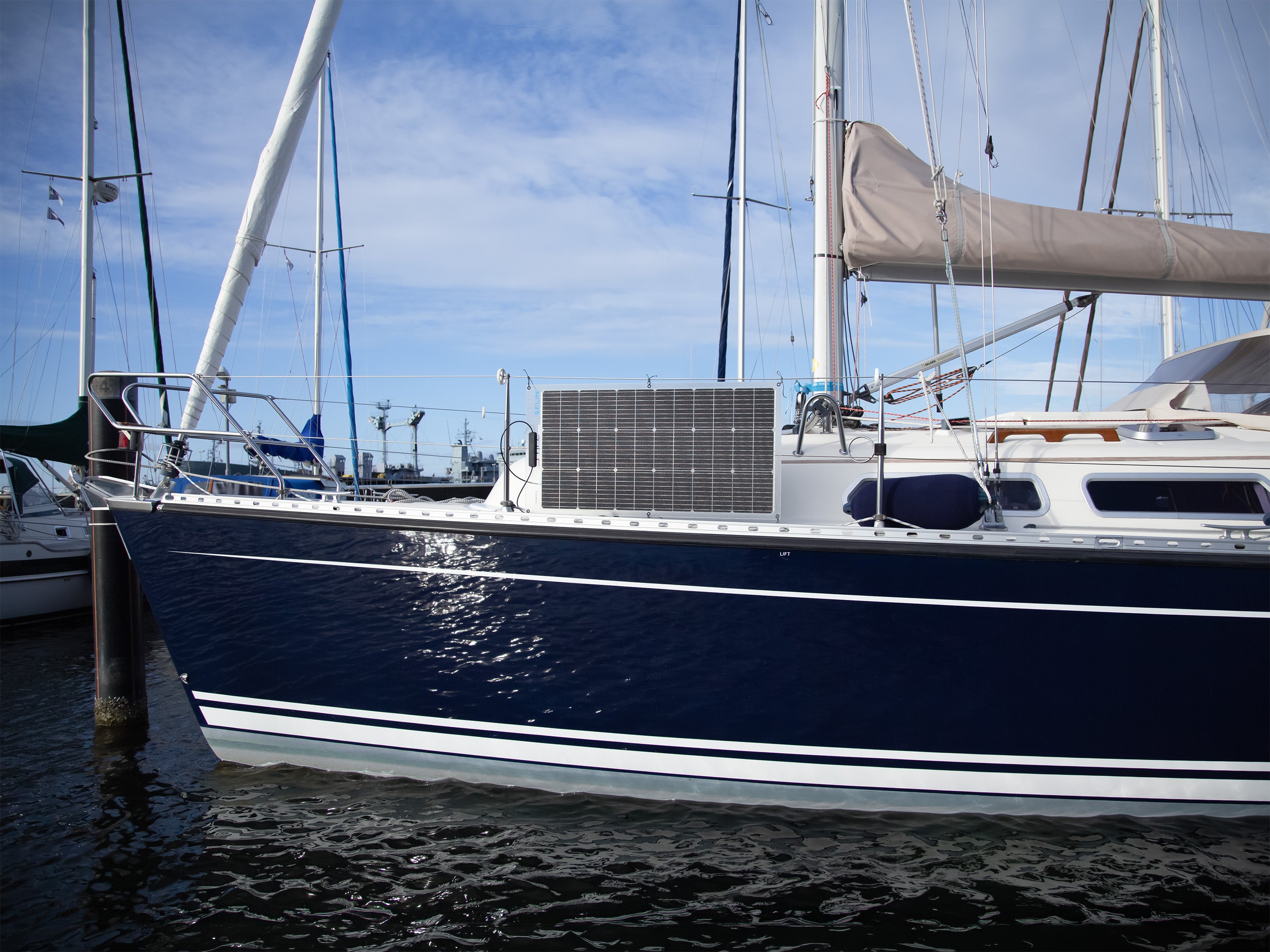 Solarpanel in der Reeling auf einer Yacht