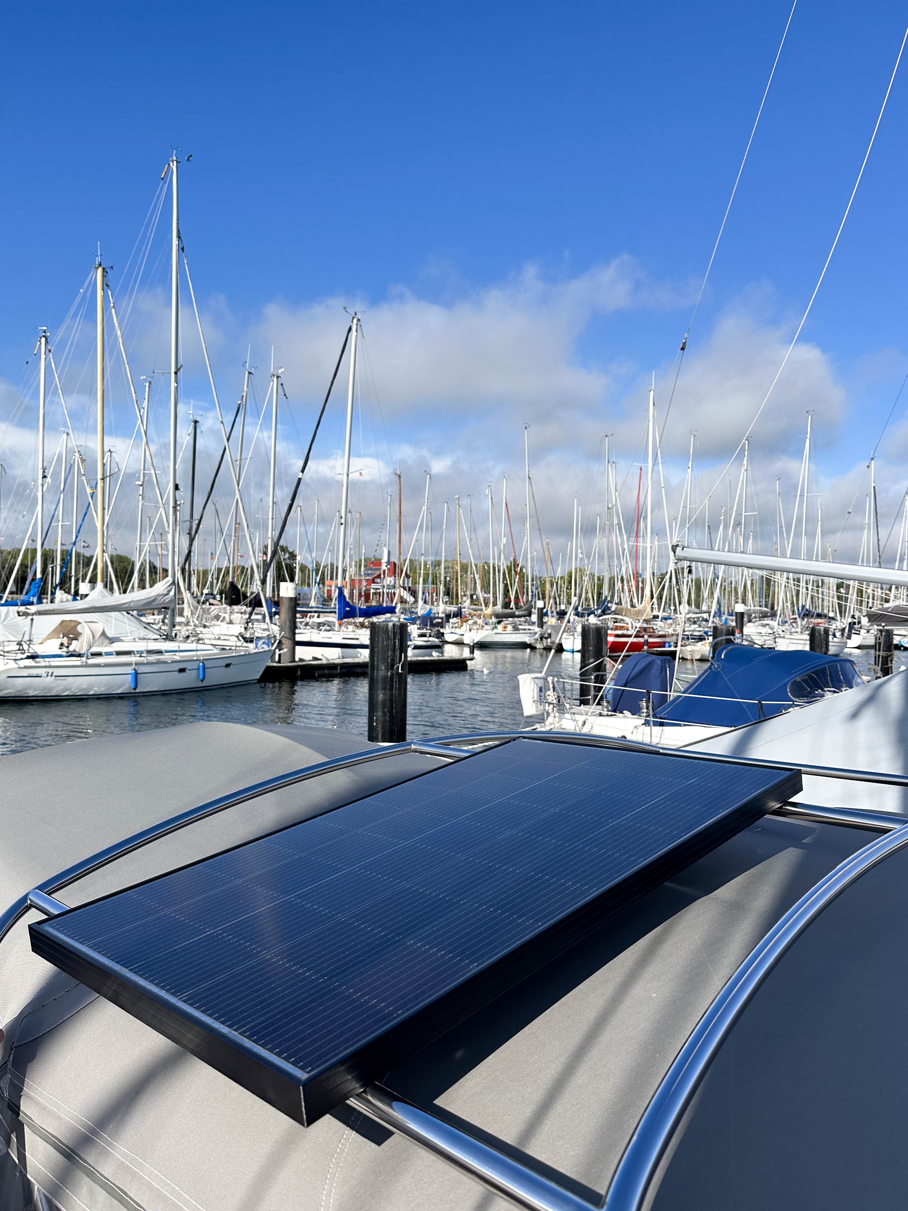 FLINsolid+ 110W Solarmodule auf Geräteträger