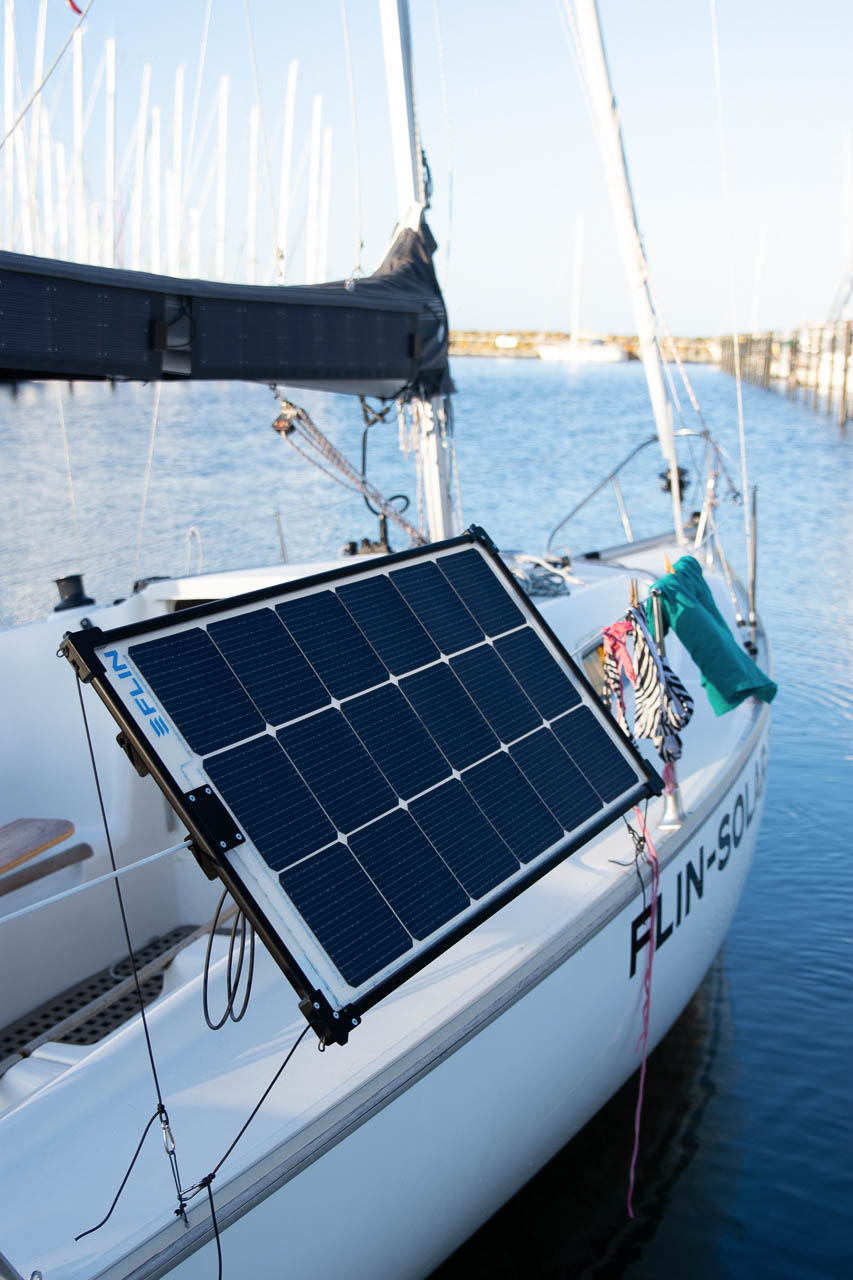 Ausrichtbares Solarmodul zum Einhängen in die Reling am Boot.